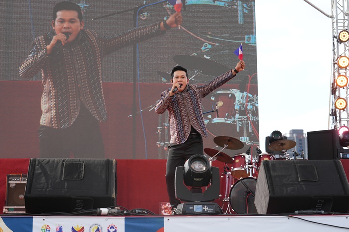 壓軸的男聲女聲齊聚一身的Marcelito Pomoy,獻唱多首名曲